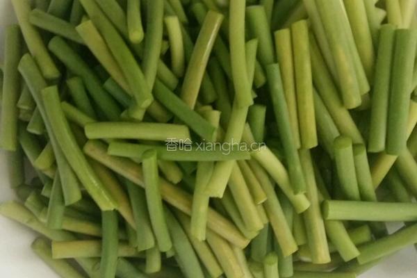蒜苔炒薯条的做法图解1