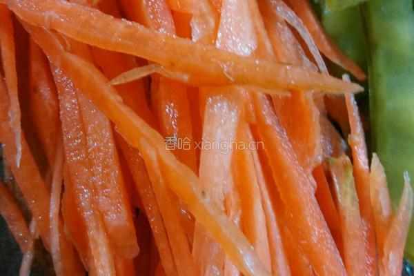 红萝卜炒河南豆的做法图解2