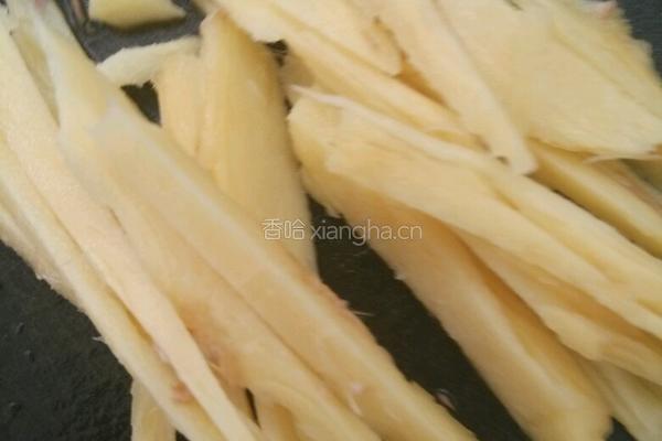 冬笋炒腊肠的做法图解2