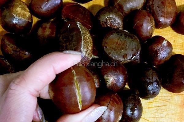 板栗炒鸡块的做法图解1