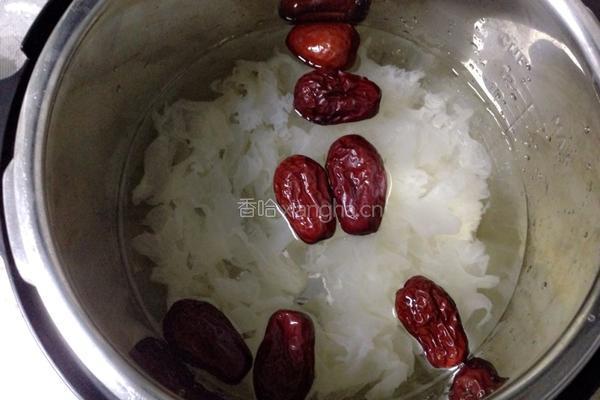 银耳羹的做法图解3
