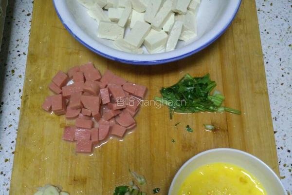 鸡蛋火腿豆腐汤的做法图解1