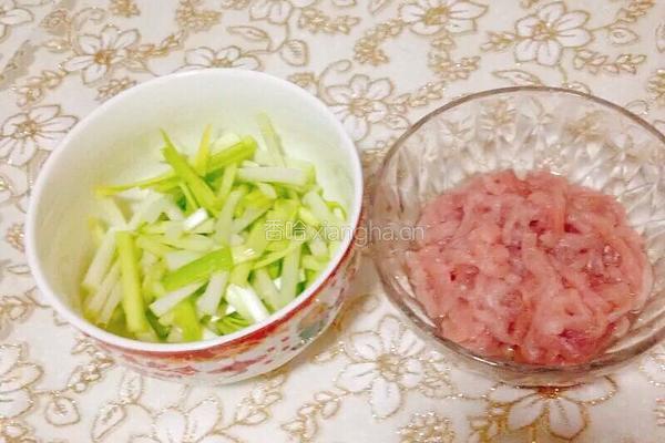 韭黄炒肉丝的做法图解1