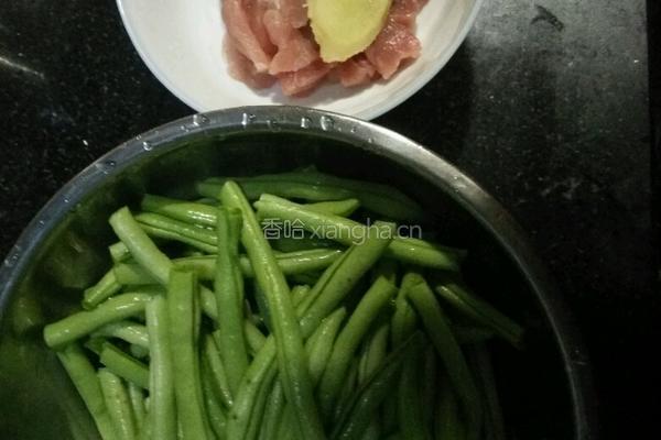 肉焖豆角的做法图解1