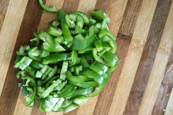 青椒炒腊鸡肉丝的做法图解3