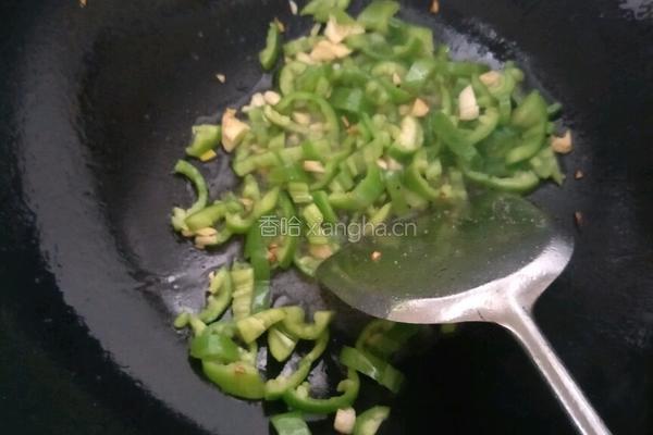 青椒炒腊鸡肉丝的做法图解5