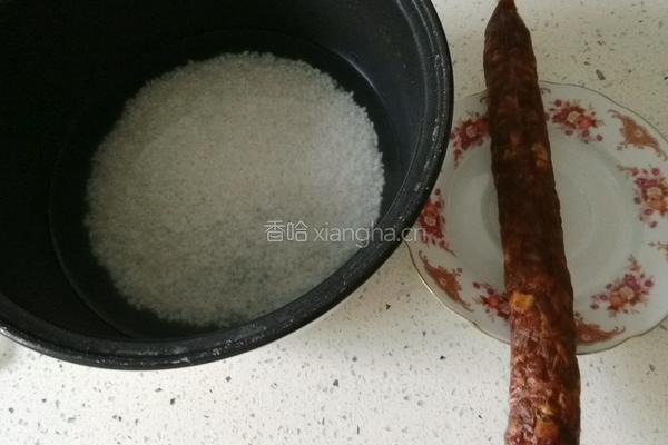 焖腊肠饭的做法图解1