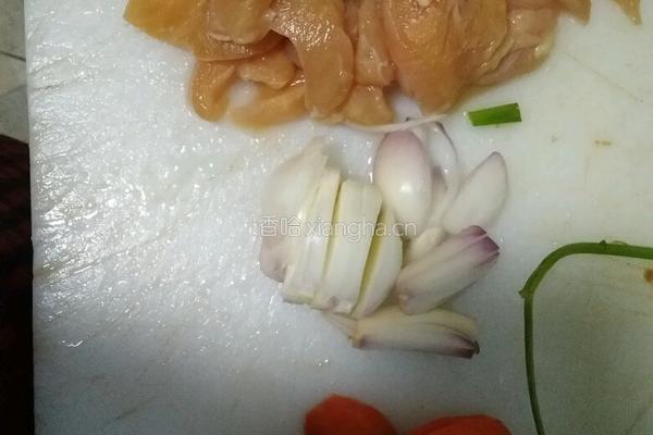 鸡胸肉炒芹菜的做法图解1