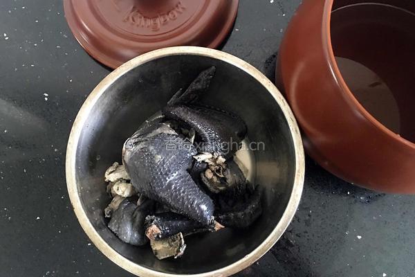 红枣桂圆枸杞乌鸡汤的做法图解2