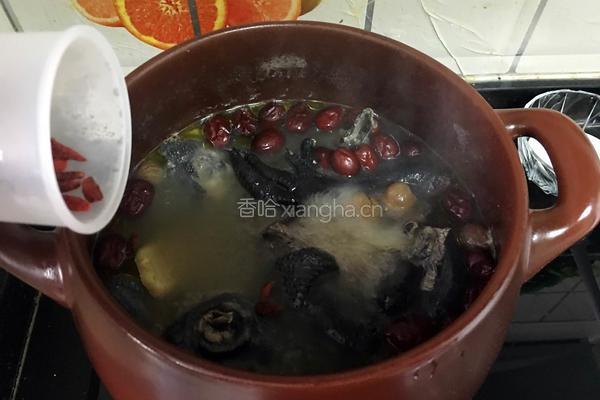 红枣桂圆枸杞乌鸡汤的做法图解7