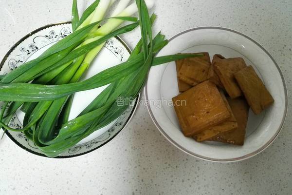 蒜苗炒香干的做法图解1