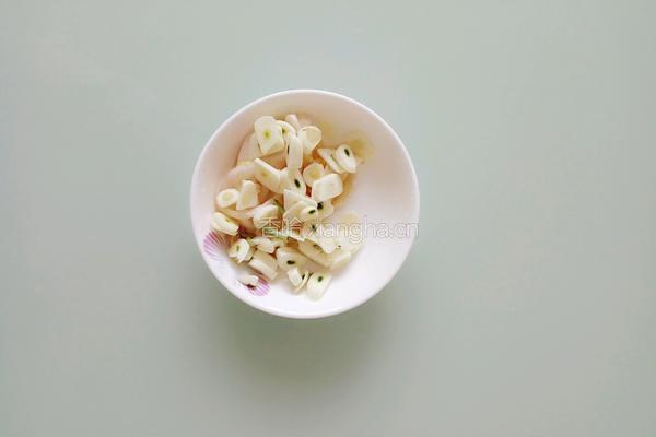 红烧肉炖鹌鹑蛋的做法图解3
