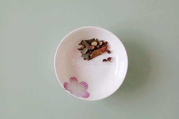 红烧肉炖鹌鹑蛋的做法图解4