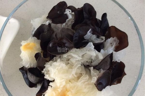 凉拌双耳西兰花的做法图解2