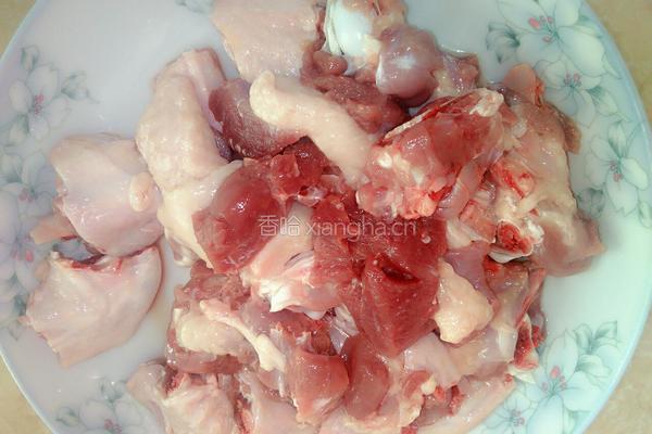 蒜苗炒鸭肉的做法图解1
