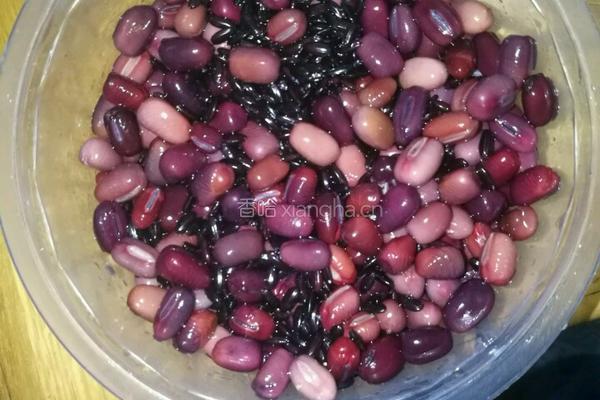 红豆黑米粥的做法图解2