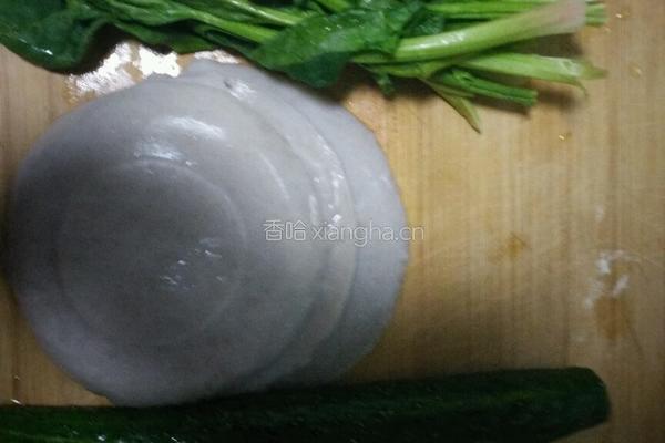 黄瓜菠菜炒灌肠的做法图解1