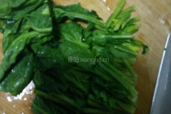 黄瓜菠菜炒灌肠的做法图解3