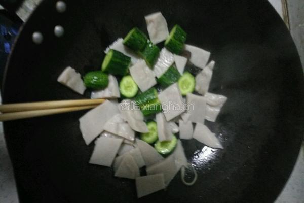 黄瓜菠菜炒灌肠的做法图解5
