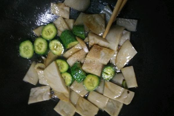 黄瓜菠菜炒灌肠的做法图解6