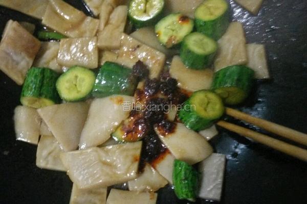 黄瓜菠菜炒灌肠的做法图解8