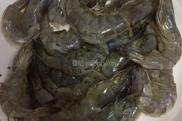 油爆大虾的做法图解1
