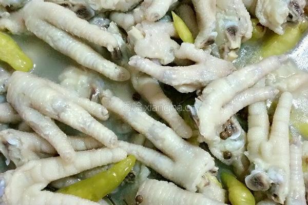 泡椒鸡爪的做法图解1