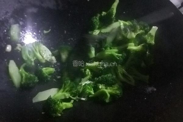 西兰花炒鱼片的做法图解7