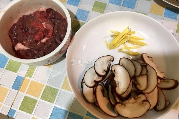 香菇肉片猪肝汤的做法图解2