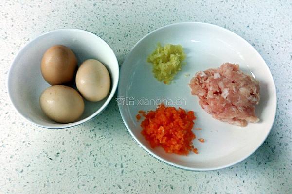 胡萝卜肉馅的鸡蛋卷的做法图解1