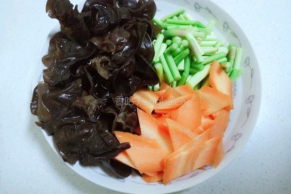胡萝卜炒木耳的做法图解1