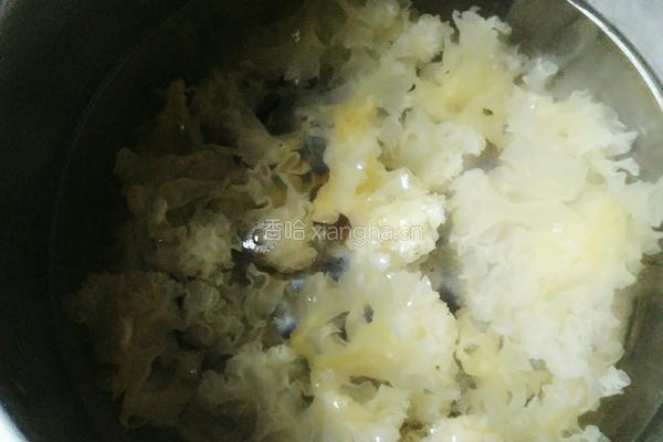 薏米花生银耳羹的做法图解4