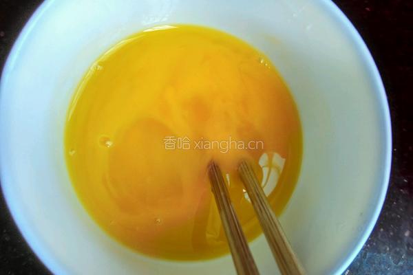 超级简单的腊肠鸡蛋炒饭的做法图解1