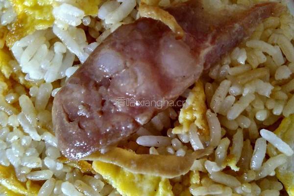 超级简单的腊肠鸡蛋炒饭的做法图解5