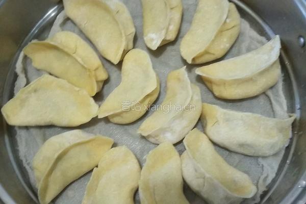 薄皮玉米面酸菜油梭子馅蒸饺的做法图解6