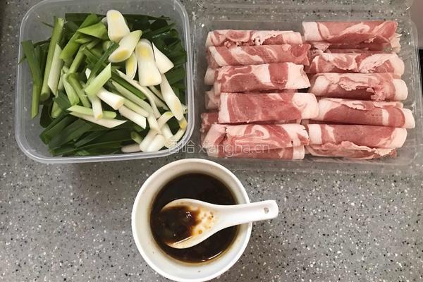 蒜苗爆羊肉的做法图解1