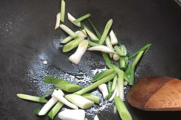 蒜苗爆羊肉的做法图解2