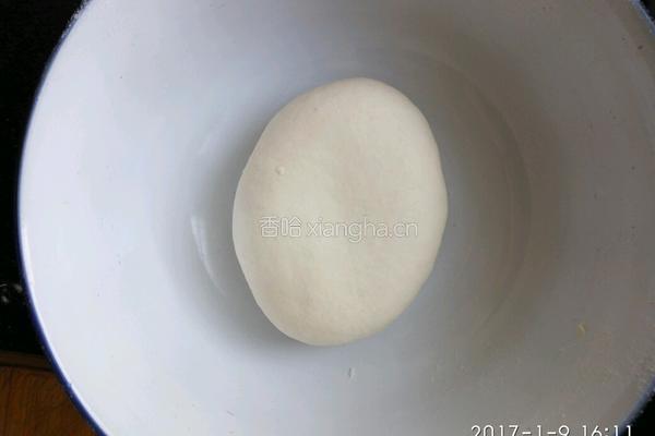 芹菜鸡蛋木耳饺子的做法图解2