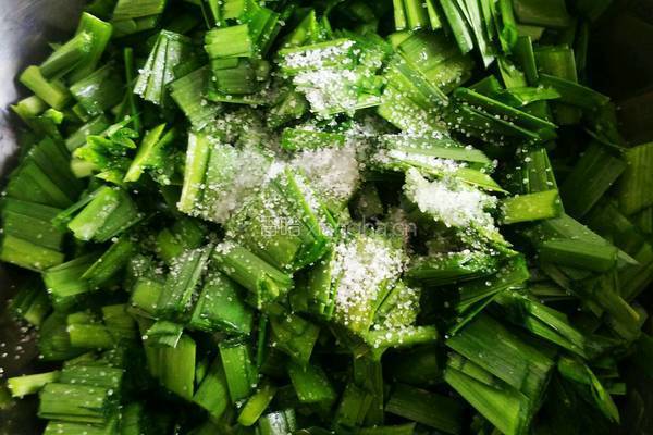 韭菜皮蛋拌豆腐的做法图解2