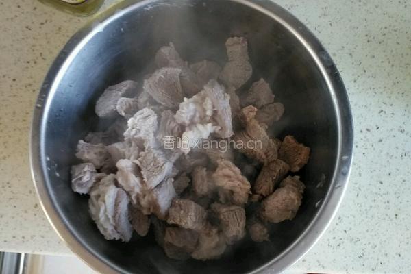 牛肉炖萝卜的做法图解2