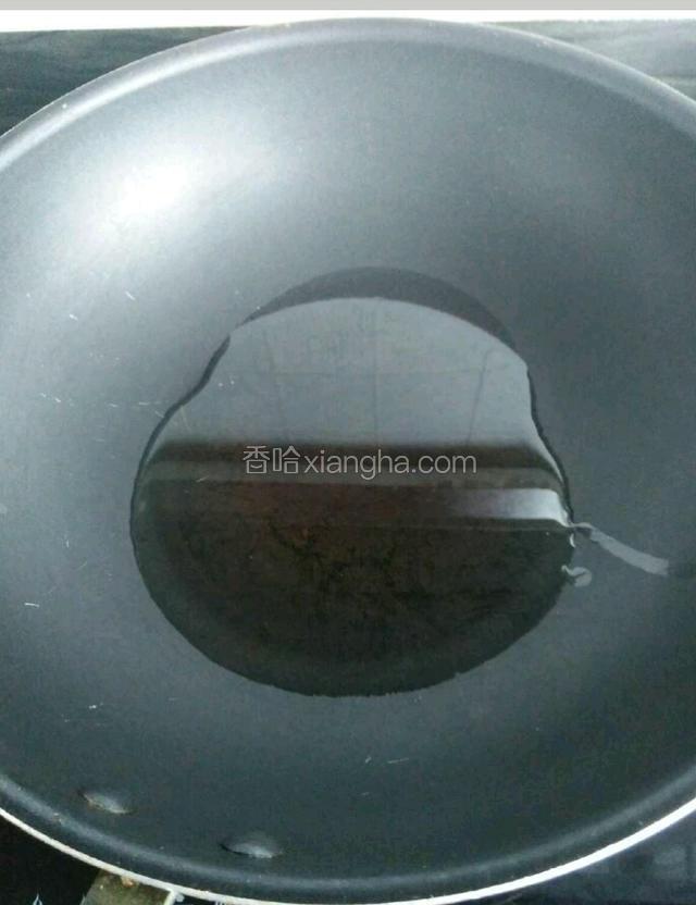 煎锅里倒较多油烧热