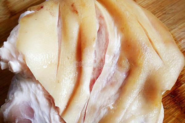 电饭煲酱肘子的做法图解1