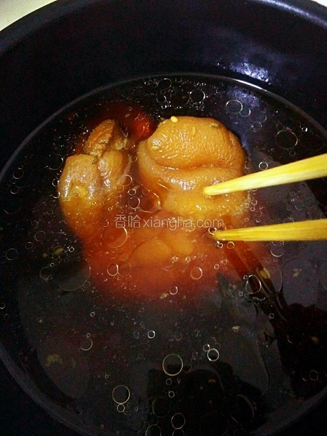 时间到了，肉皮已经酥烂，毫不费力就能戳穿