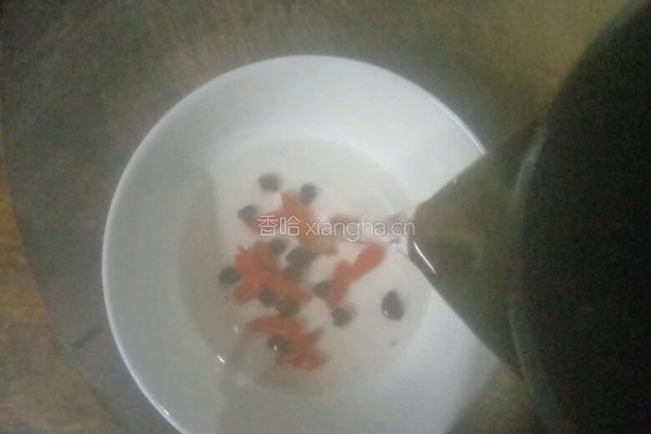 五味子枸杞一茶的做法图解3