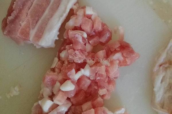 荸荠虾仁猪肉包子的做法图解3