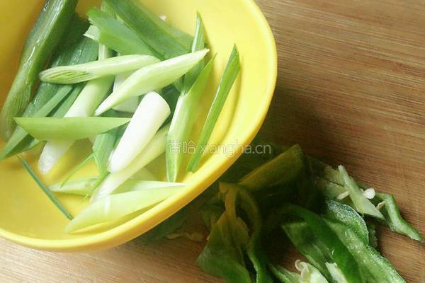 青椒蒜苗炒鸡丝的做法图解4