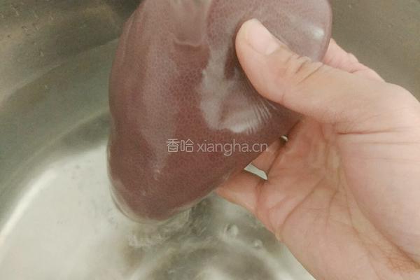 爆炒猪肝的做法图解1