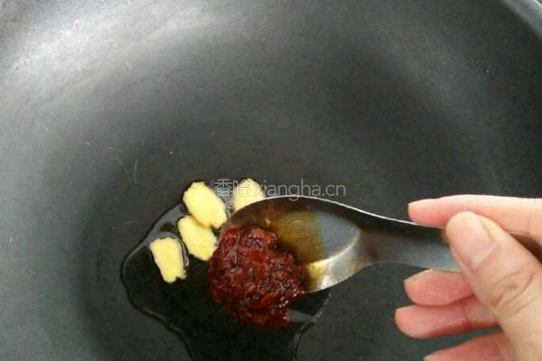 红糟炒花蛤的做法图解1