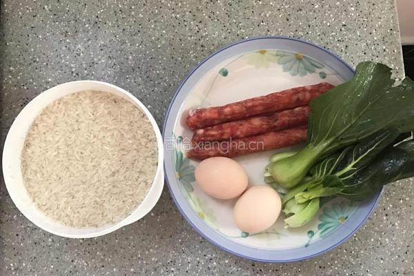 腊肠煲仔饭的做法图解1