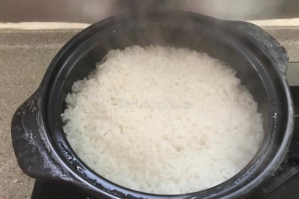 腊肠煲仔饭的做法图解3